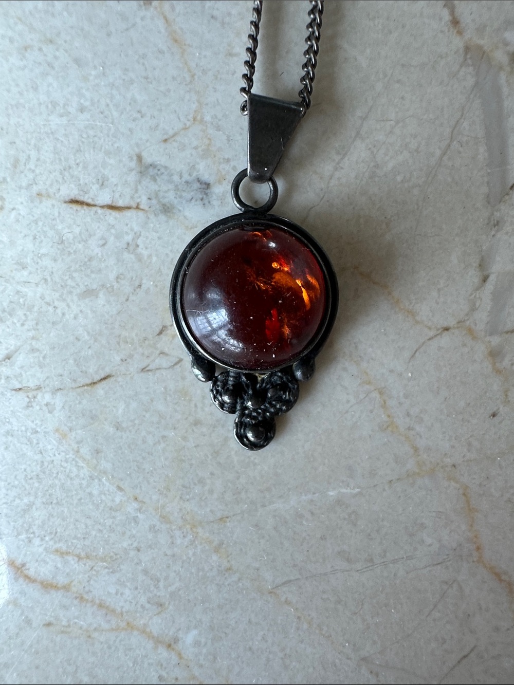 Amber pendant and chain - Picture 3 of 3